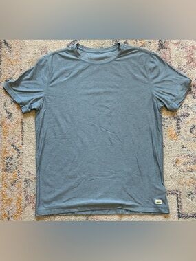 Vuori Shirt Mens Medium Blue Green Strato Tech Lightweight Training Performance